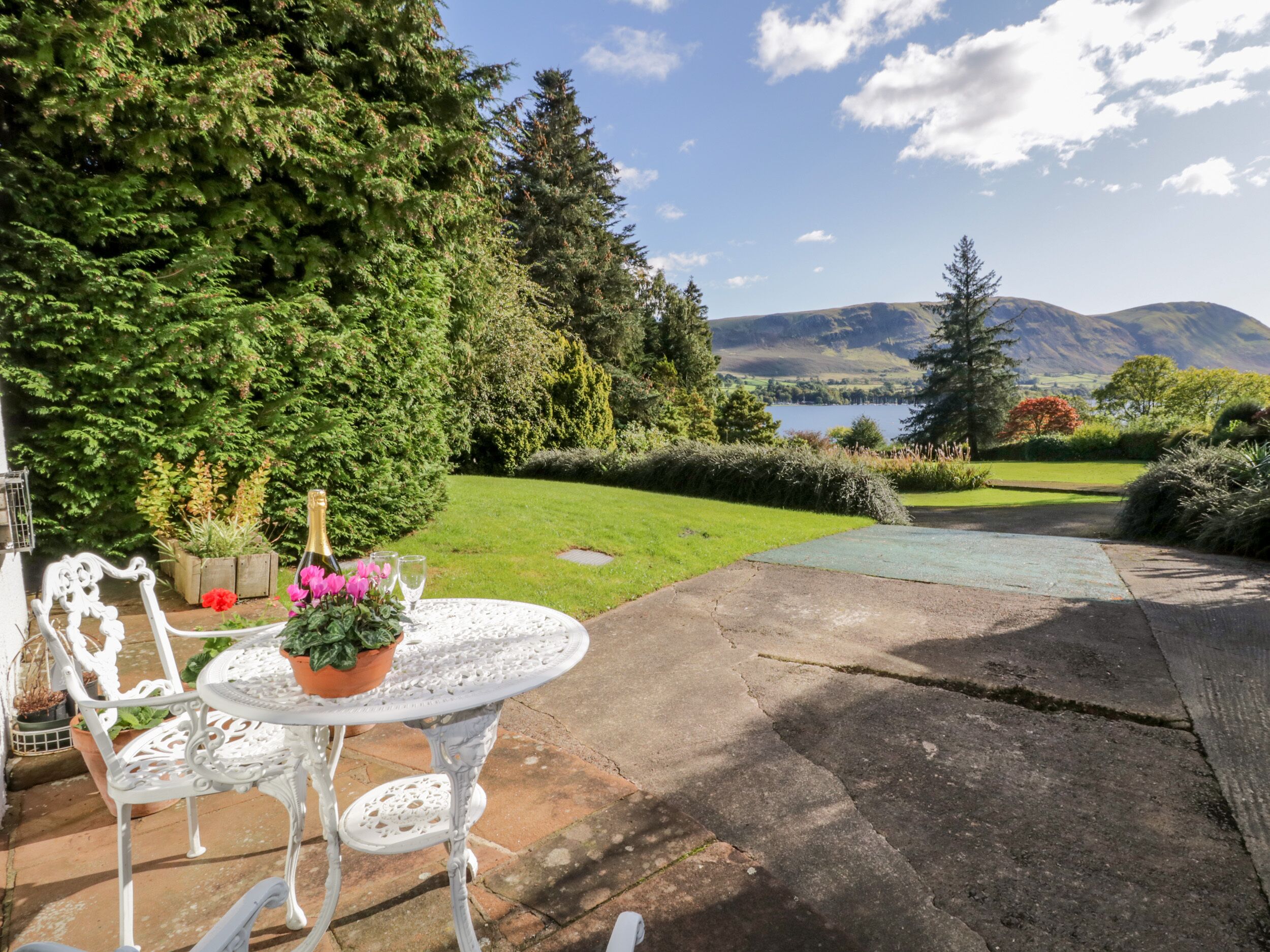 RAMPSBECK LODGE, pet friendly, with a garden in Watermillock