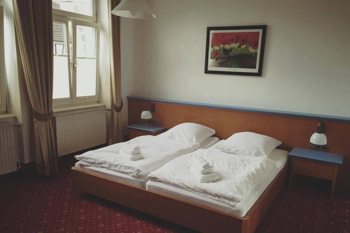 Ropa de cama hipoalergénica y tabla de planchar con plancha