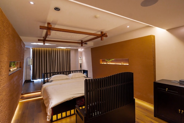 Superior-herbergi með tvíbreiðu rúmi | Rúmföt af bestu gerð, rúm með memory foam dýnum, míníbar, skrifborð