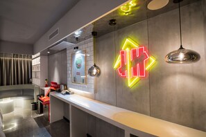 特惠體驗潮流房 | 高級寢具、記憶棉床墊、迷你吧、書桌