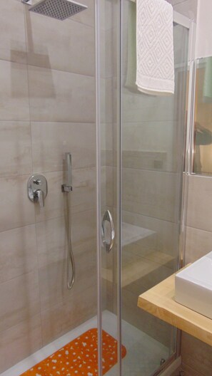 Chambre Triple, salle de bains privée | Douche de la salle de bain