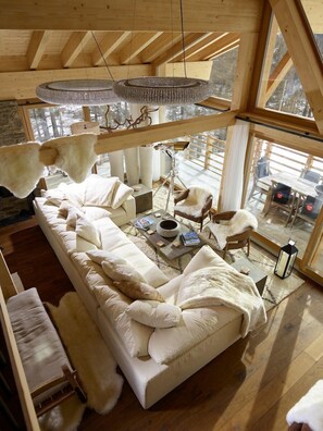 ห้องสวีท (Swiss Air) | ห้องนั่งเล่น | ทีวี, เตาผิง