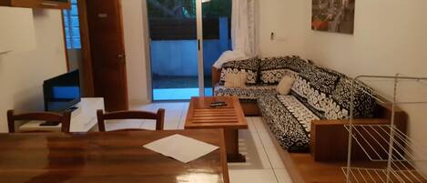 City-lejlighed - 1 soveværelse | Opholdsområde | 40-tommers fladskærms-tv med satellitkanaler, tv