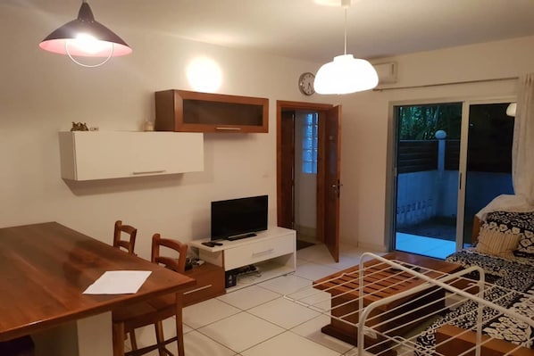 City Apartment, 1 Bedroom | Living area