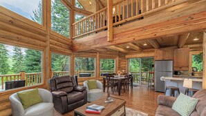 Une cabine spacieuse avec un intérieur en bois, un balcon, un coin repas et une cuisine.