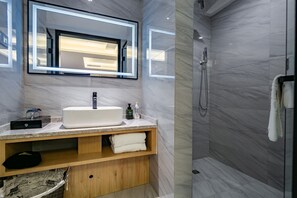 Suite familiar | Baño | Ducha, artículos de higiene personal gratuitos y secador de pelo