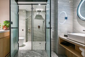 Superior Twin kamer | Badkamer | Een douche, gratis toiletartikelen, een haardroger, pantoffels