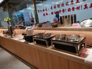 Daily buffet breakfast (CNY 38 per person)