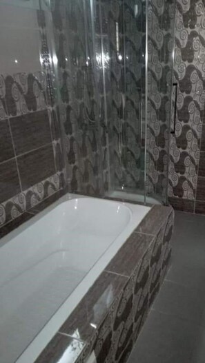 Luxury Villa, 4 Bedrooms | Deep-soaking bathtub - Villa KT5 (Abidjan)
