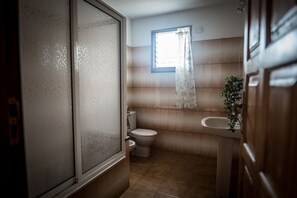 Serviettes fournies, savon, papier toilette