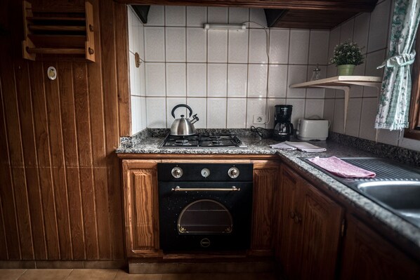 Réfrigérateur, four, cafetière/bouilloire, grille-pain