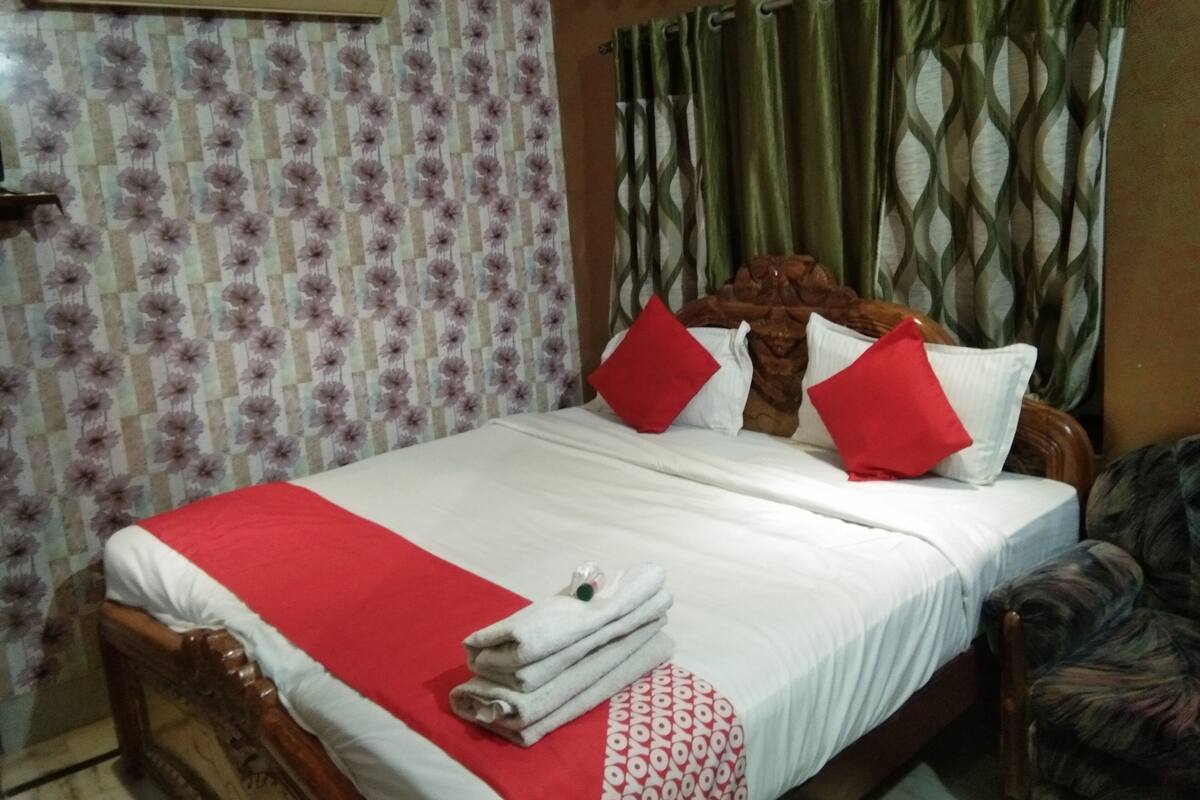 Ropa de cama de alta calidad y caja de seguridad en la habitación 