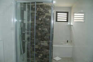 Comfort Apartment, 2 Bedrooms | Bathroom | Shower, rainfall showerhead, towels, soap