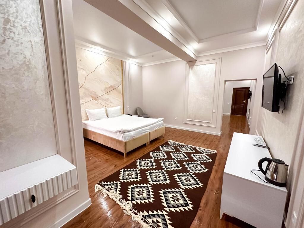 Suite | Minibar, caja de seguridad en la habitación y escritorio 