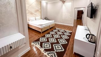 Suite | Minibar, in-room safe, desk, laptop workspace