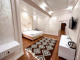 Suite | Minibar, caja fuerte, escritorio y espacio para trabajar con un portátil