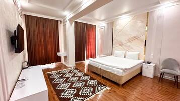 Suite | Minibar, in-room safe, desk, laptop workspace