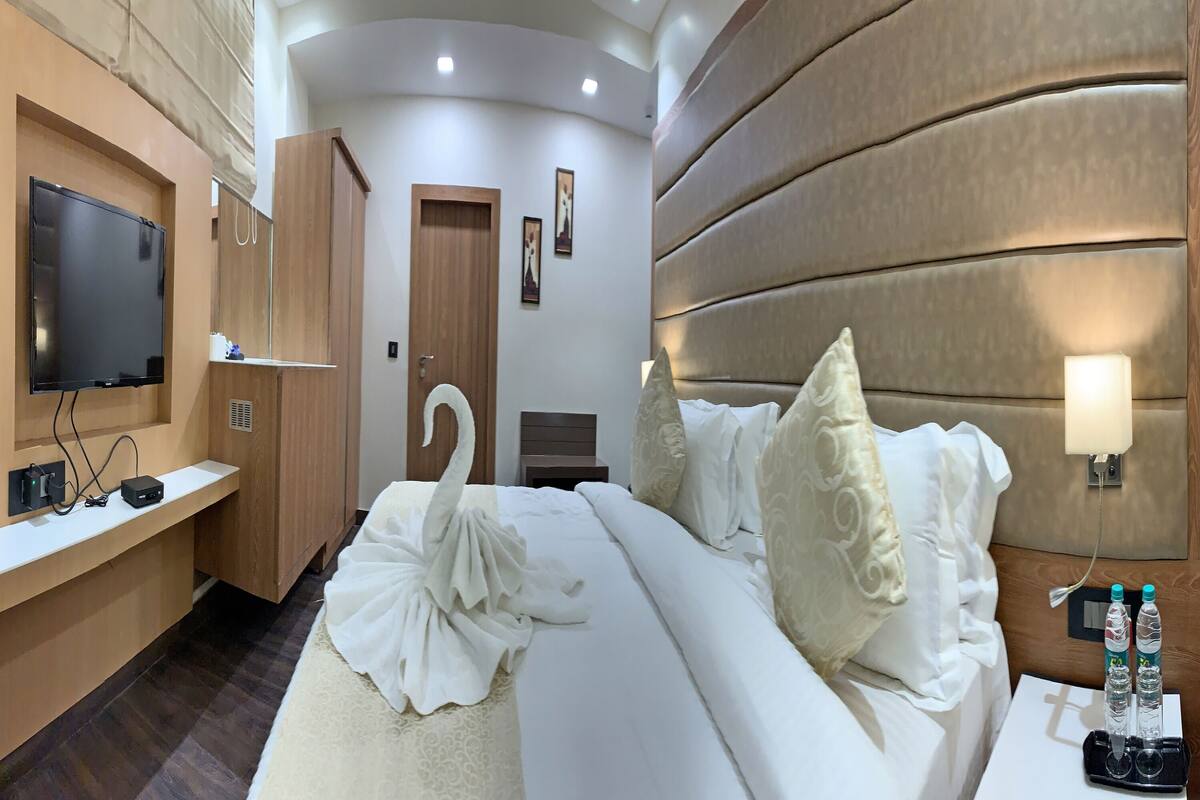 Muebles diferentes, wifi gratis y ropa de cama