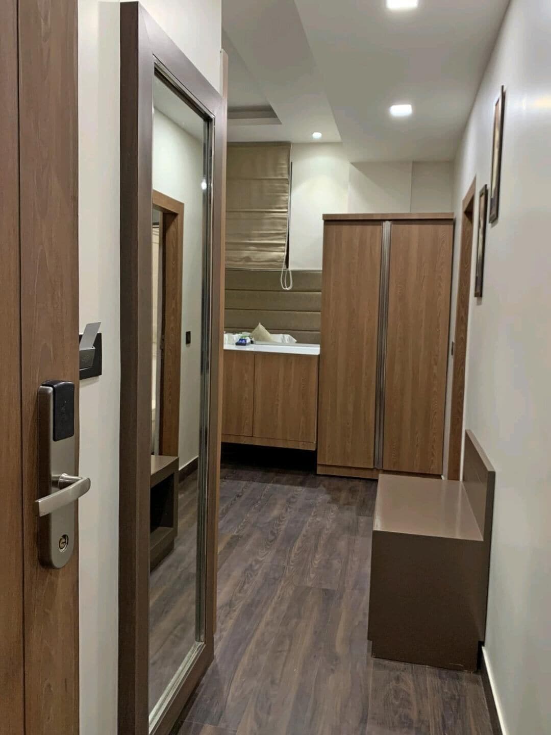 Habitación de lujo | Muebles diferentes, wifi gratis y ropa de cama 