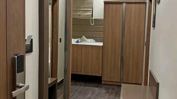 Habitación de lujo | Muebles diferentes, wifi gratis y ropa de cama