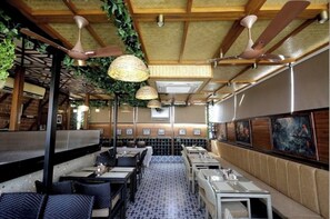 Restaurant - Hotel Sun Grand (Dehradun)