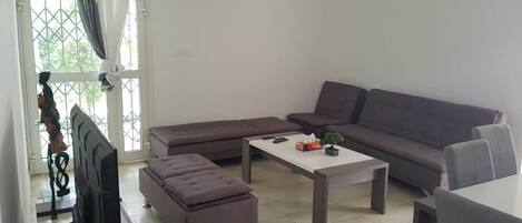 Apartamento City, 2 habitaciones | Sala de estar | Televisión de pantalla plana de 42 pulgadas con canales por satélite