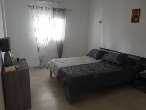 2 bedrooms, blackout drapes, iron/ironing board, free WiFi - Villa Susana T3 (Abidjan)