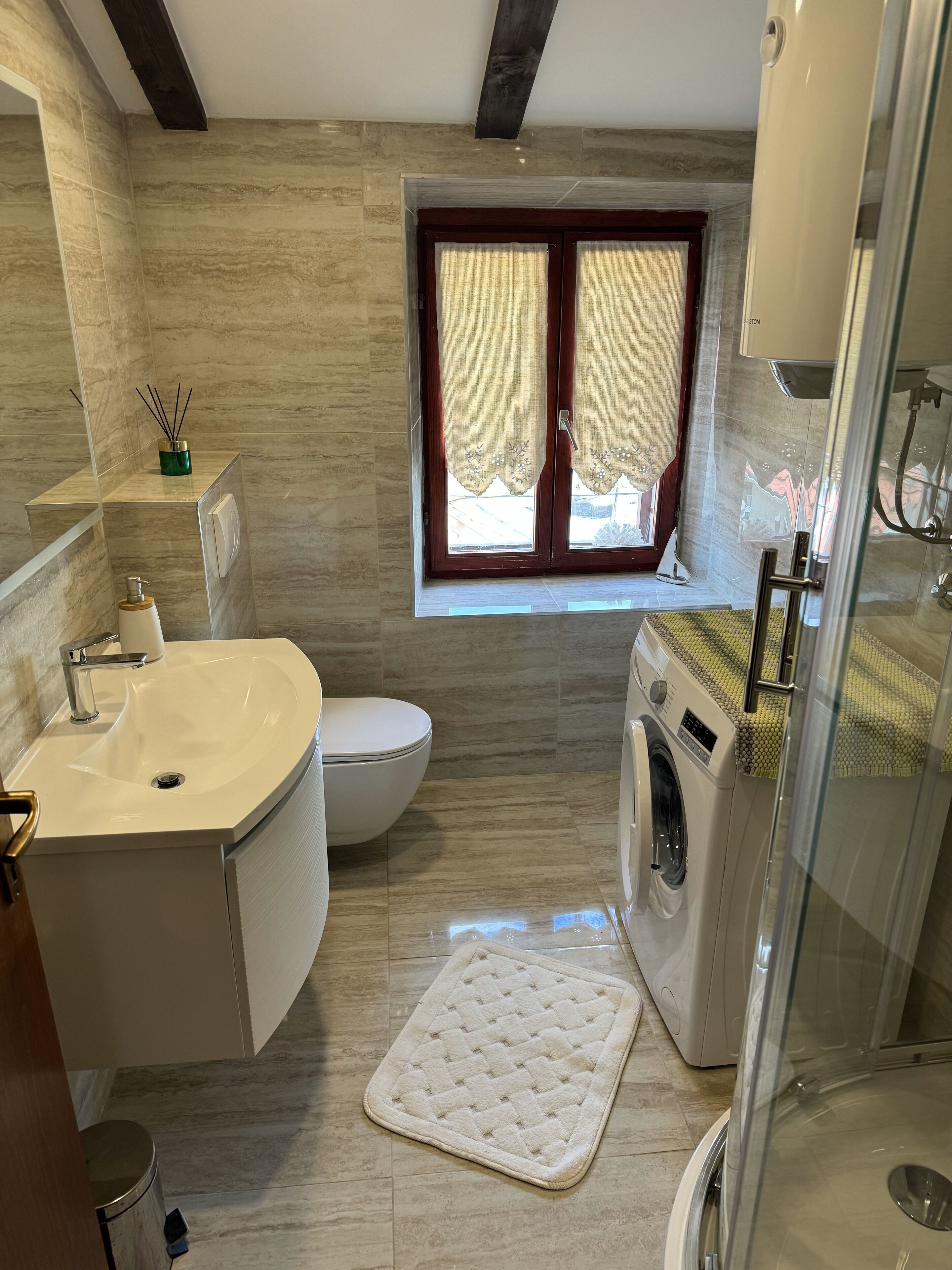 Doccia, asciugacapelli, bidet, asciugamani