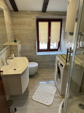 Dusche, Haartrockner, Bidet, Handtücher
