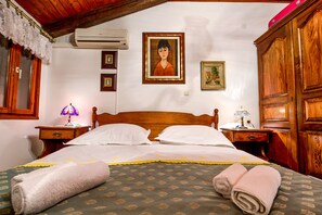 5 bedrooms, iron/ironing board, free WiFi, bed sheets