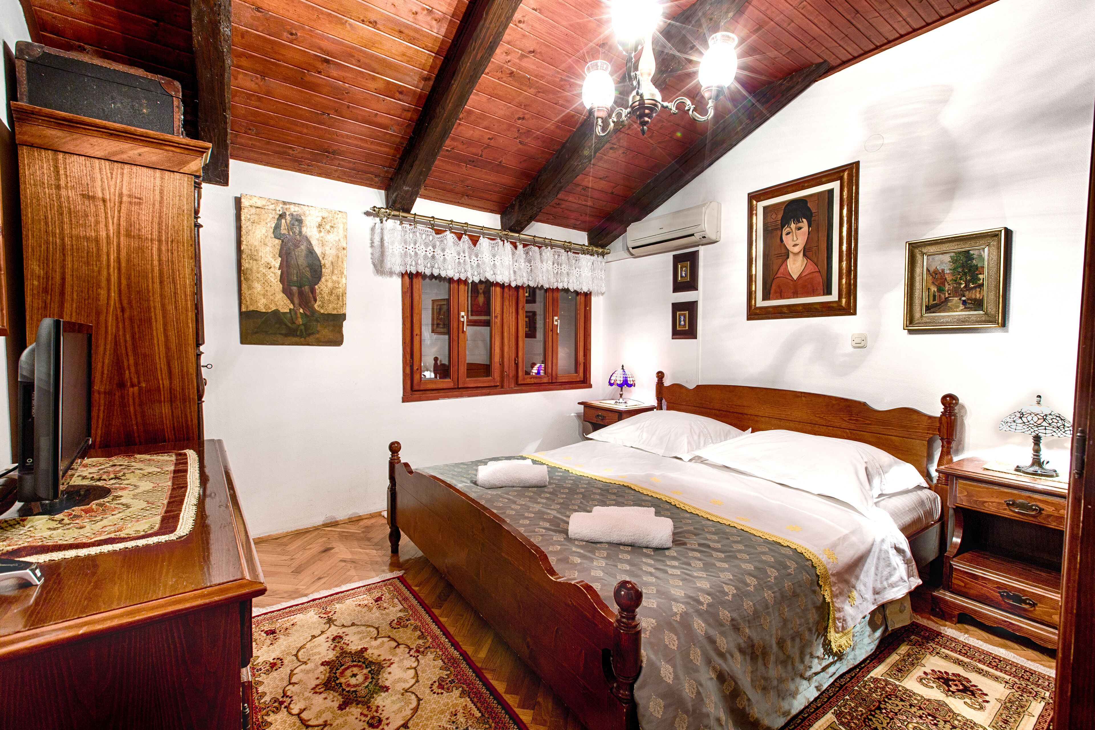 5 bedrooms, iron/ironing board, free WiFi, bed sheets