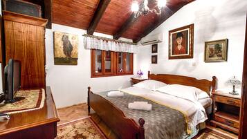 5 bedrooms, iron/ironing board, free WiFi, bed sheets