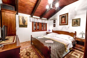 5 bedrooms, iron/ironing board, free WiFi, bed sheets