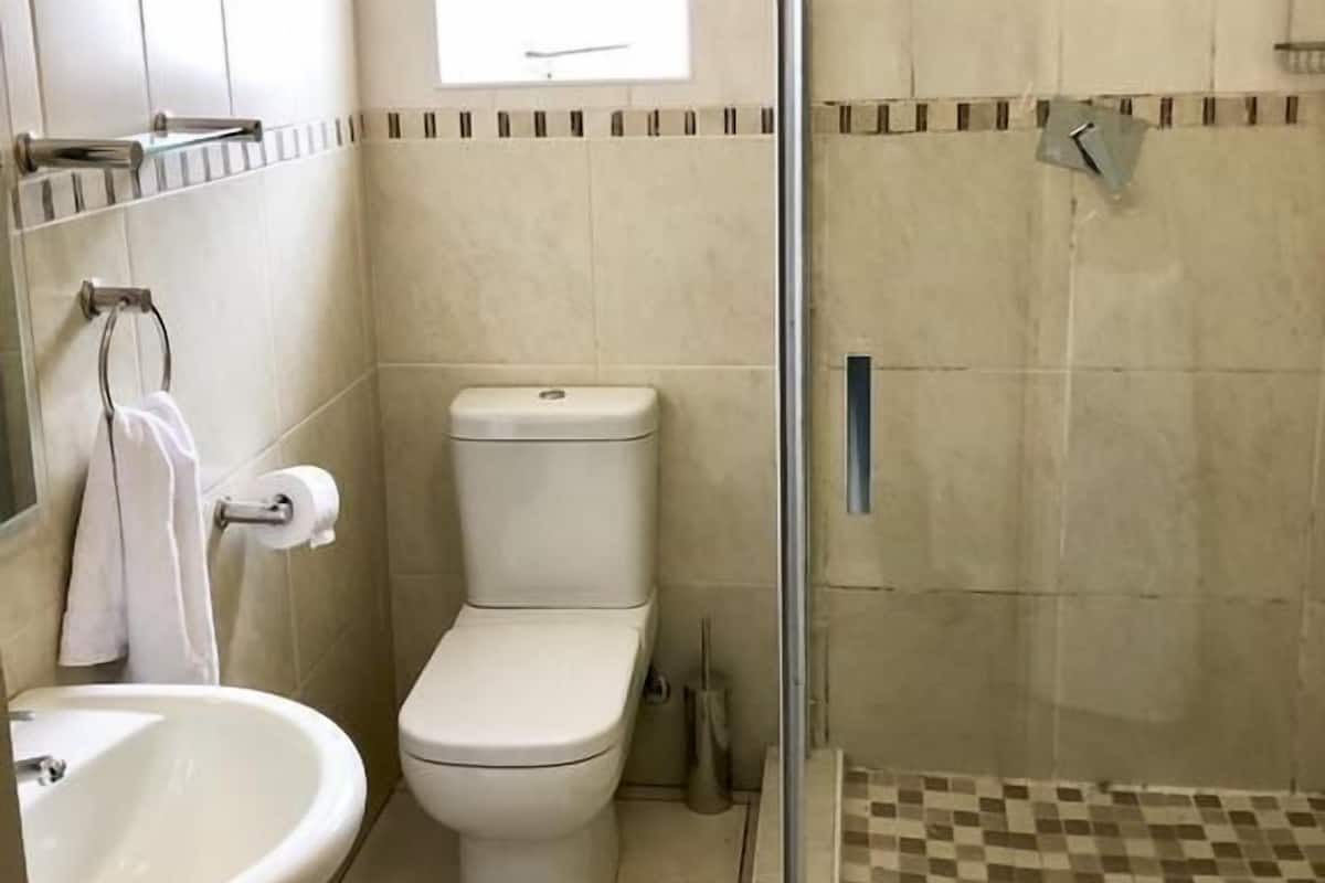 Cottage (Mike's) | Bathroom | Shower, free toiletries, hair dryer, towels