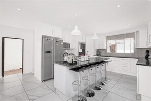 Nhà (Mike's) | Bếp riêng | Tủ lạnh, lò vi sóng, bếp nấu, ấm điện