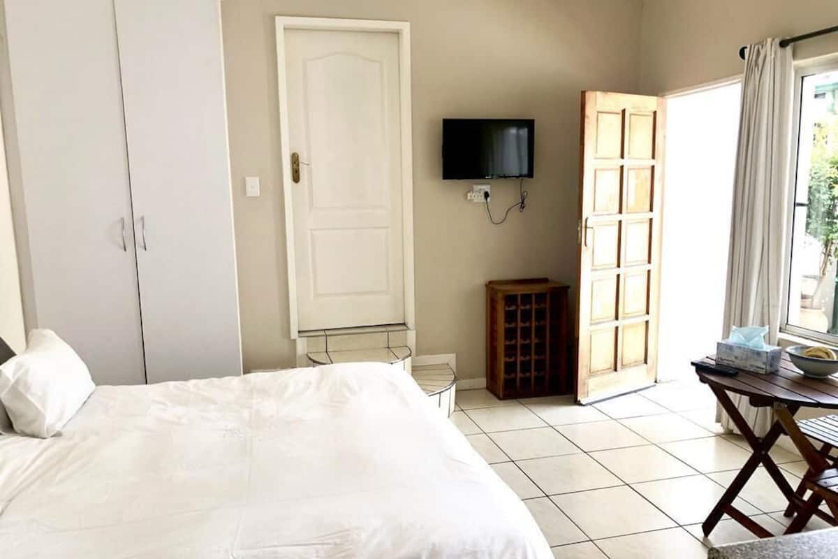 Studio (Mike's) | Iron/ironing board, free WiFi, bed sheets