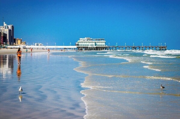 Aan het strand, ligstoelen aan het strand, strandlakens
