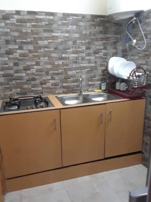 City Studio Suite | Private kitchenette | Fridge, microwave, oven, stovetop - Résidence Laty T1 (Abidjan)