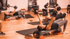 A gym with people performing bench presses. - Hotell Syfabriken (Falkoping)