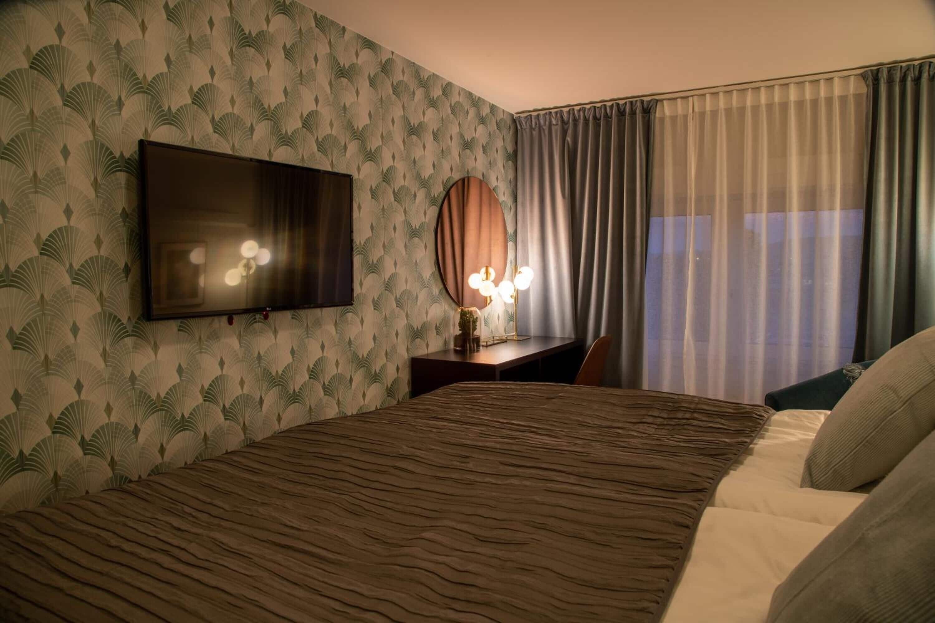 minibar, desk, soundproofing, iron/ironing board