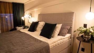 Double Room | Minibar, desk, soundproofing, iron/ironing board