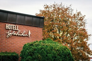 A brick building with a sign that reads 'HOTEL'. - Hotell Syfabriken (Falkoping)
