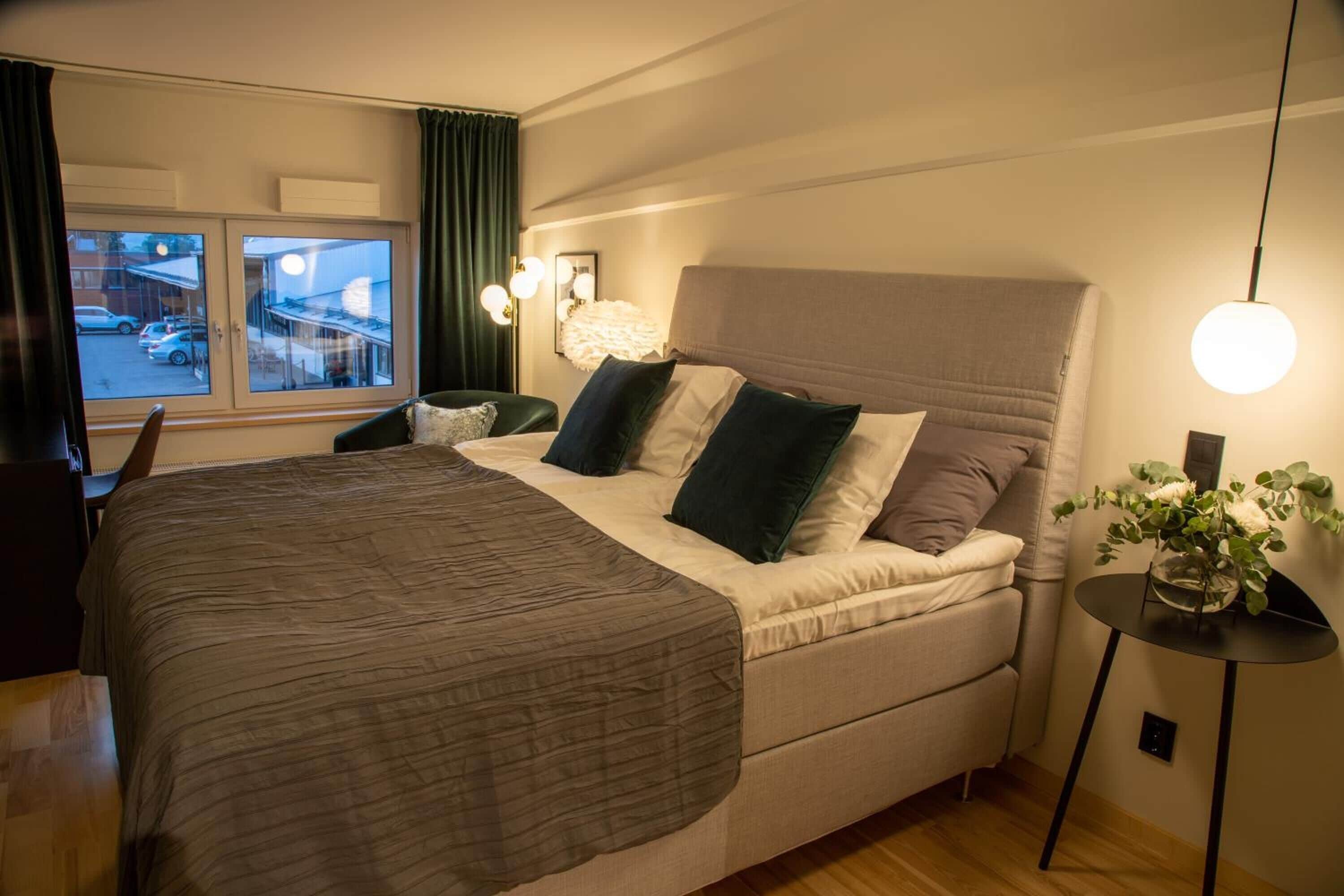 minibar, desk, soundproofing, iron/ironing board