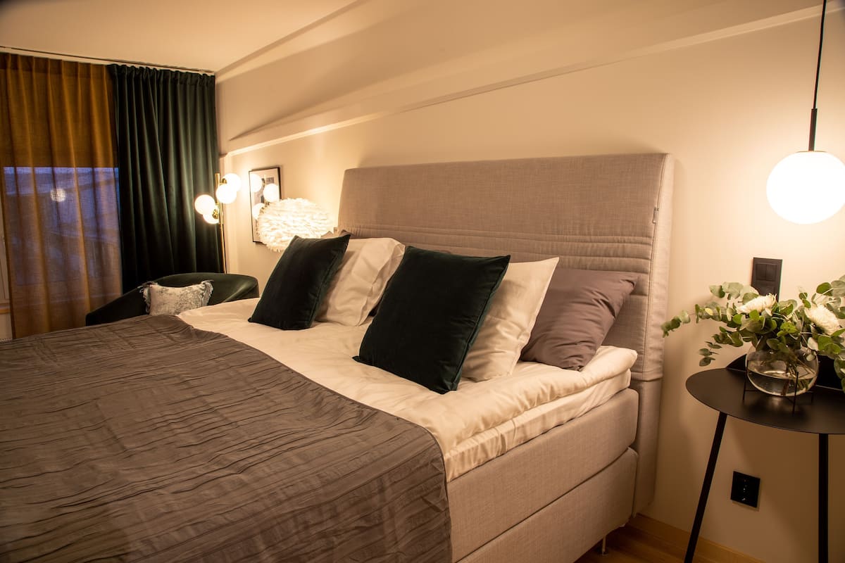 Minibar, desk, soundproofing, iron/ironing board