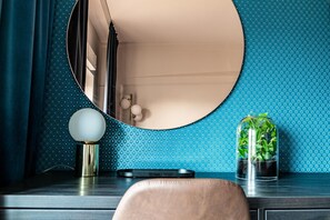 Minibar, escritorio, sistema de insonorización