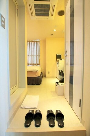 Minibar, caja de seguridad en la habitación, wifi gratis y ropa de cama 