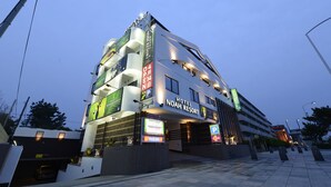 A multi-story hotel with a modern design, featuring a prominent sign for the Noah Resort.