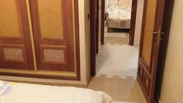 2 makuuhuonetta, työpöytä