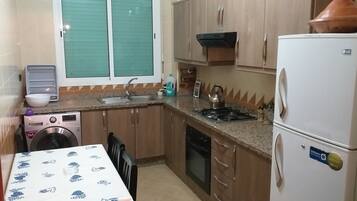 Jääkaappi, uuni, liesi, kahvin-/teenkeitin