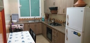 Geladeira, fogão, cooktop, cafeteira/chaleira